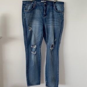 Refuge Distressed Jeans✨